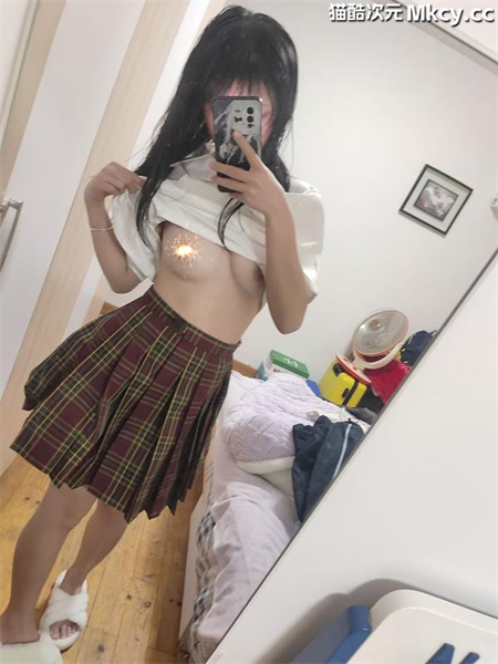 是嚯嚯呀-极品萝莉小母狗与金主JK啪啪流出，勾人小妖精被擒住双腿肉鲍被塞入肉棒 双腿夹紧肉穴又紧又吸[14v+26p/418M]
